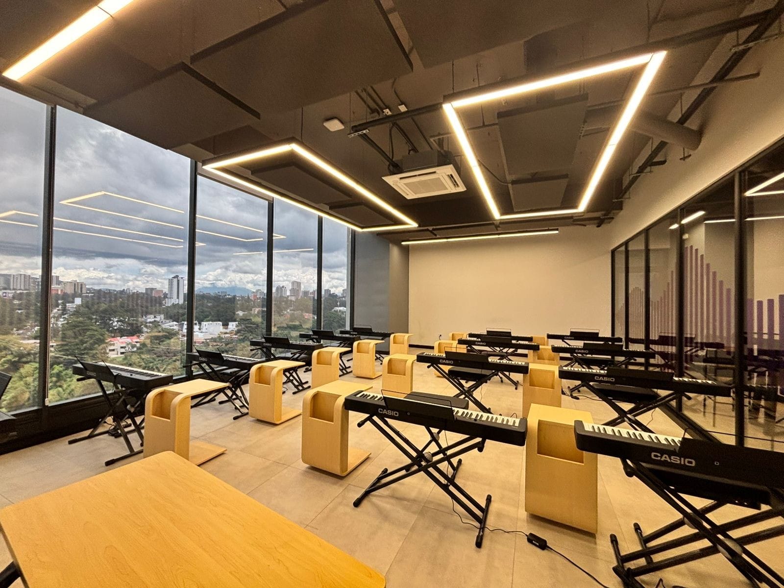 Instalaciones del Estudio AAKAL de UPANA con pianos digitales - UPANA - Guatemala Hoy