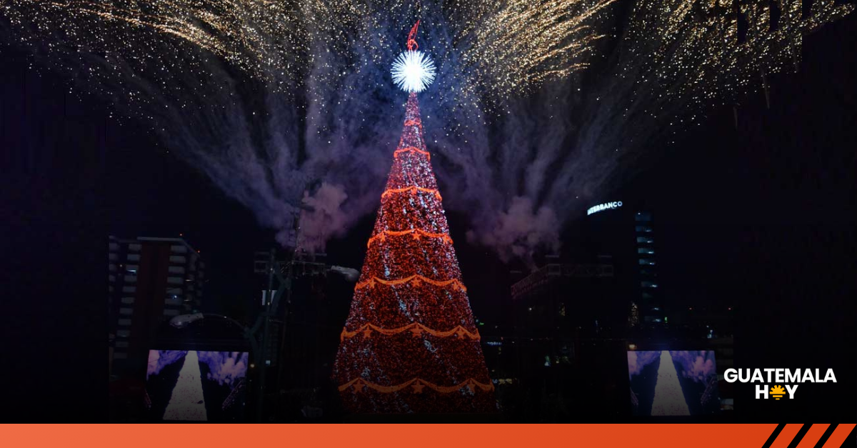La Ciudad de Guatemala se llenó de luz con el encendido del Árbol Gallo 2025