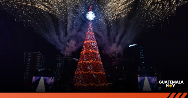 La Ciudad de Guatemala se llenó de luz con el encendido del Árbol Gallo 2025